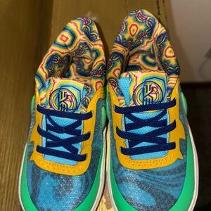 Kyrie 8 Go Se sneakers by G&S